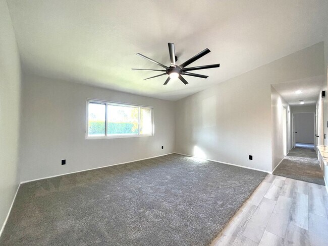 Building Photo - AVAILABLE NOW! 3 Bed 2 Bath Apartment in C...