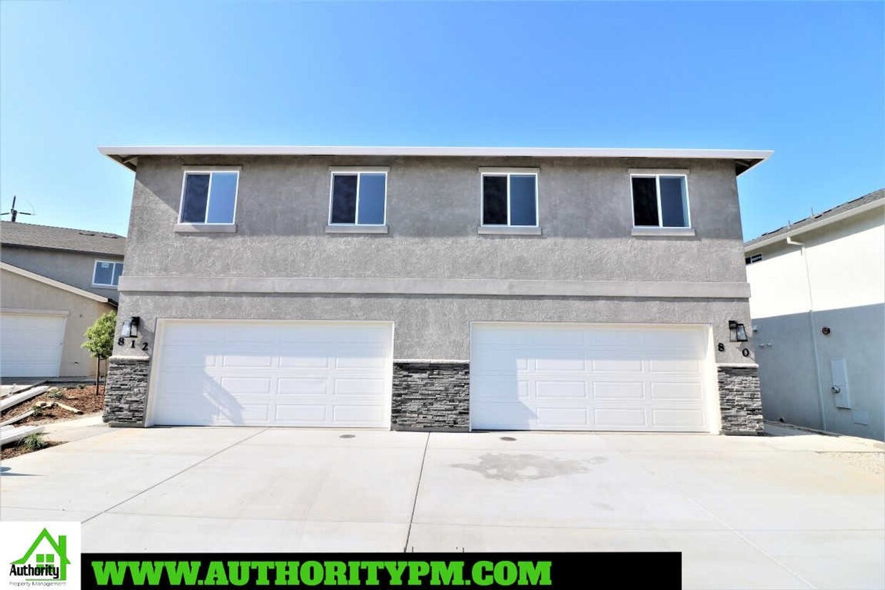 Primary Photo - 812 Mission De Oro. 2 Car Garage / Washer-...