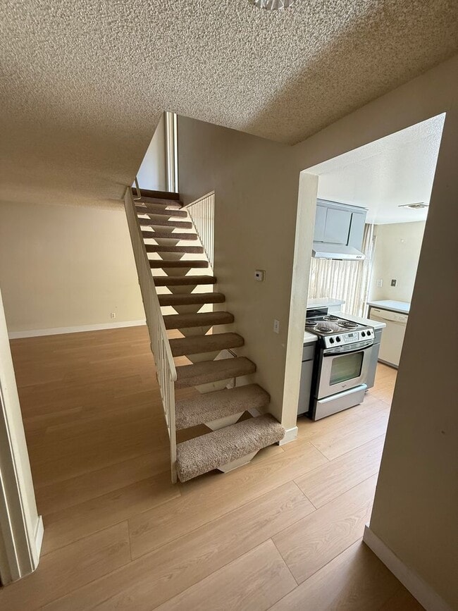 Foto del edificio - Bright and Airy 2 Story 2 BR/1.5BA townhom...