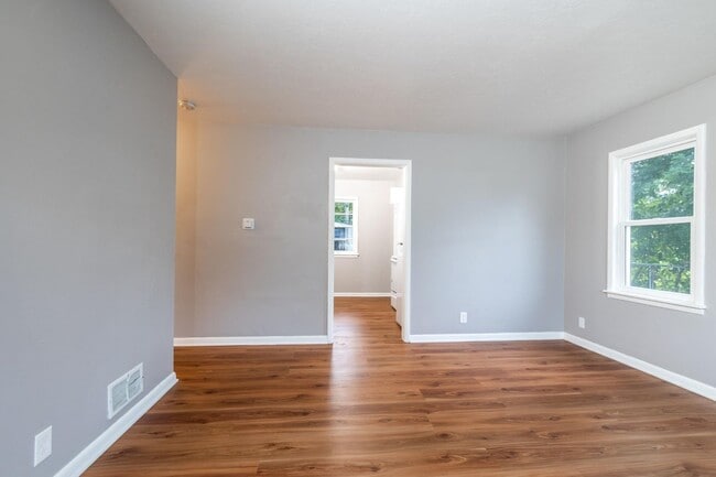 Building Photo - Stylish Simplicity: 2 Bed, 1 Bath Single-F...