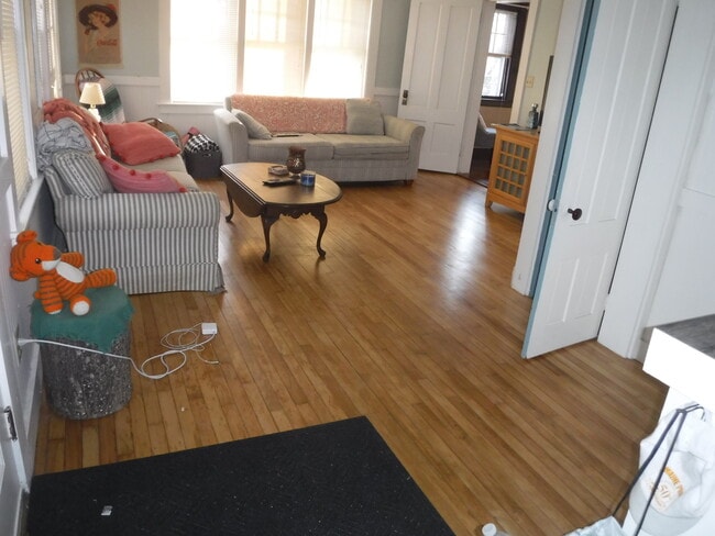 Building Photo - 32 College Ave