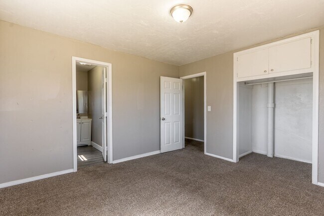 Building Photo - Updated Spacious 6 Bedroom House Available