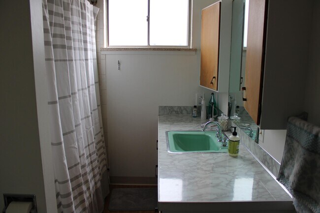 Building Photo - 400 Alpert Ave
