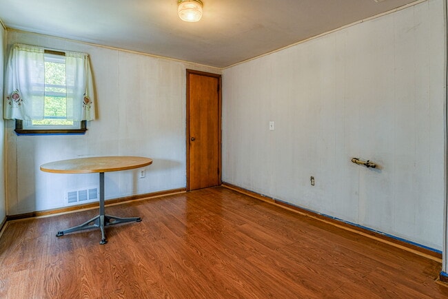 Eat-in kitchen - 579 E Woodbridge Ave