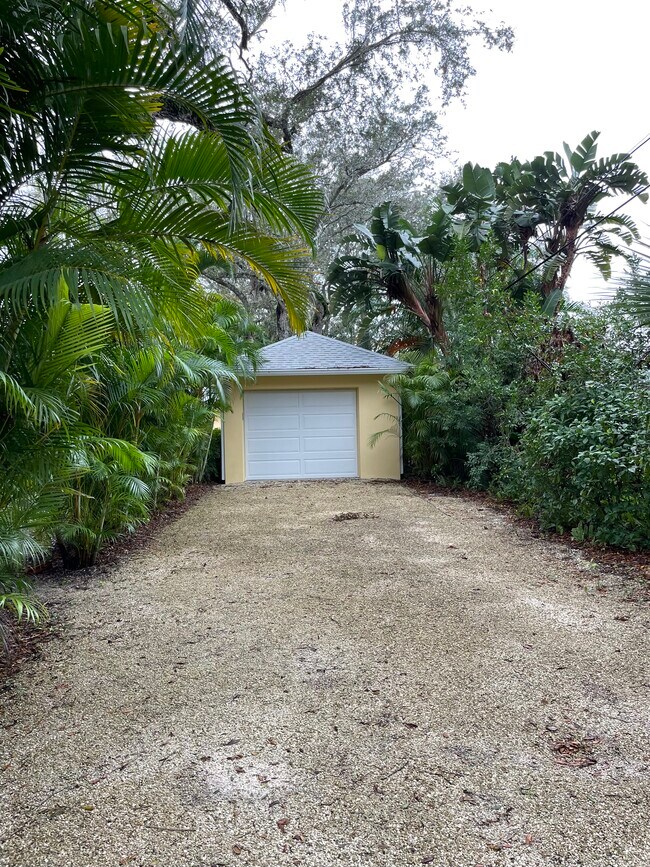 Building Photo - 545 Date Palm Rd