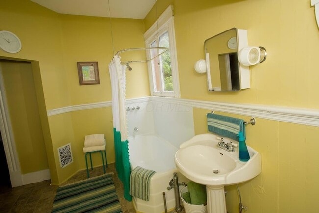 Foto del edificio - 705 Bryden Rd