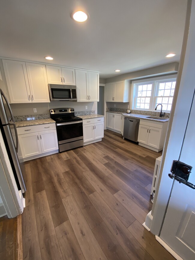 New kitchen and appliances - 1103 W Strasburg Rd