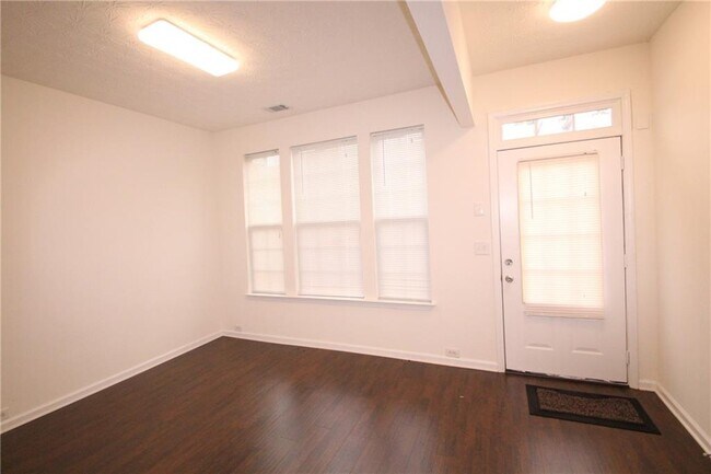 Building Photo - 2729 Heathrow Dr