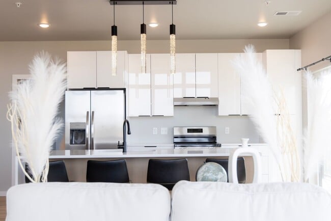 Building Photo - The Lofts at River Point