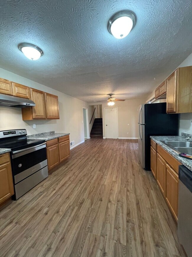 Foto del edificio - Three Bed/1.5 bath Split Level With Fenced...