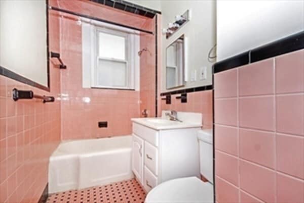 Building Photo - 1056 Beacon St
