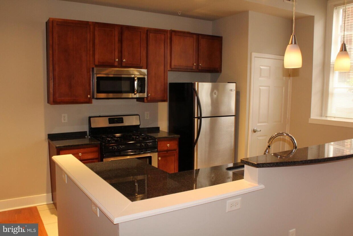 Primary Photo - 900 Barton St