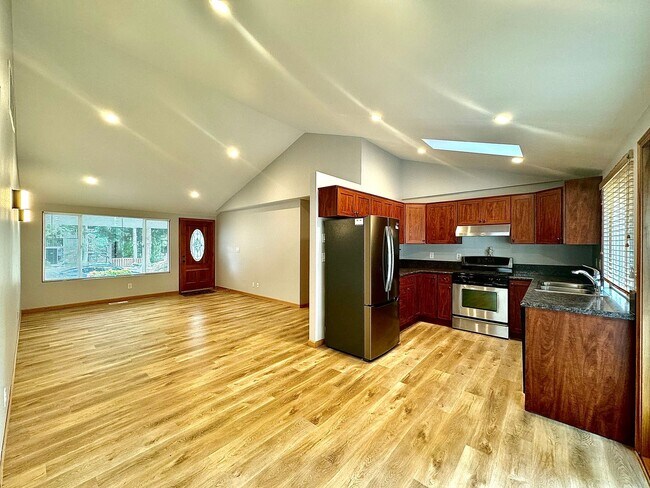 Foto del edificio - Charming Updated Rambler in Prime Kirkland Location