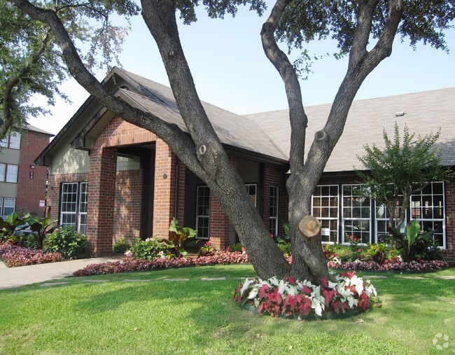 Everglade Park Townhouses under 1,500 Dallas, TX 16 Townhouses