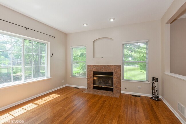 Foto del edificio - 2215 Stoughton Dr
