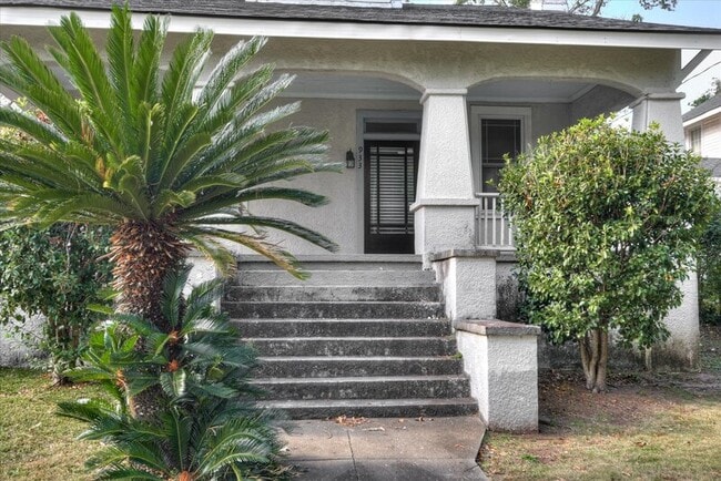 Building Photo - 933 Russell St