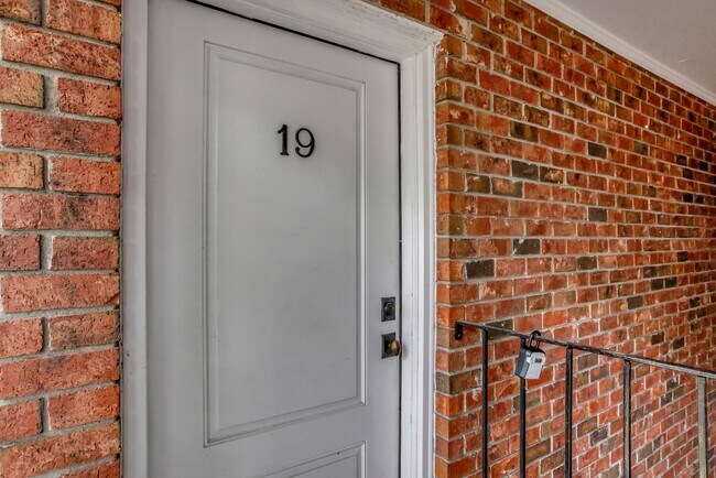 Building Photo - Renovated 2BR Condo in the Heart of Mount ...