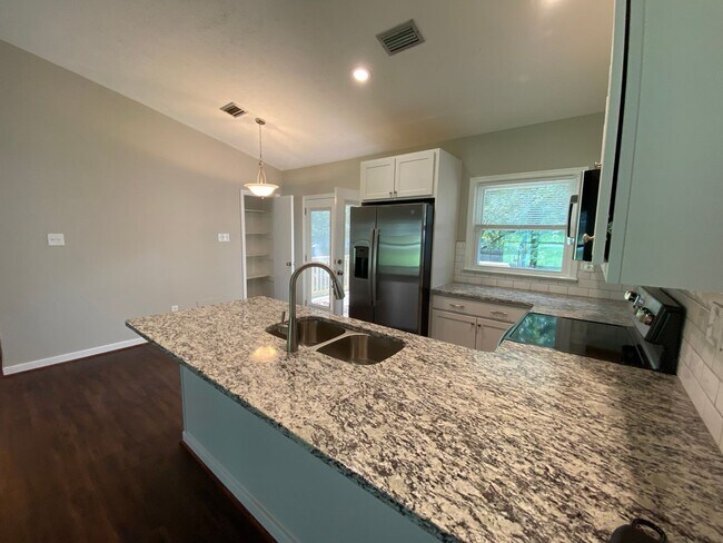 Foto del edificio - Updated 3 Bedroom 2 Bathroom Home in N. Ch...