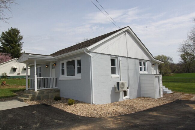 Foto del edificio - 2 Bed/ 1 Bath in Harpers Ferry!