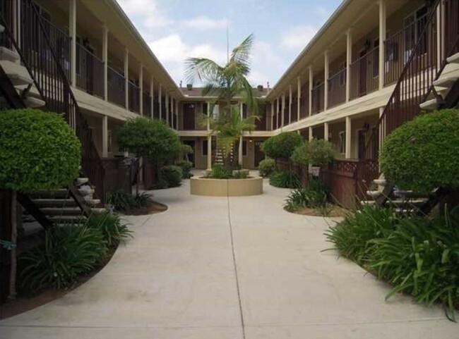 Foto del edificio - AFFORDABLE 1st Floor Condo & patio yard!