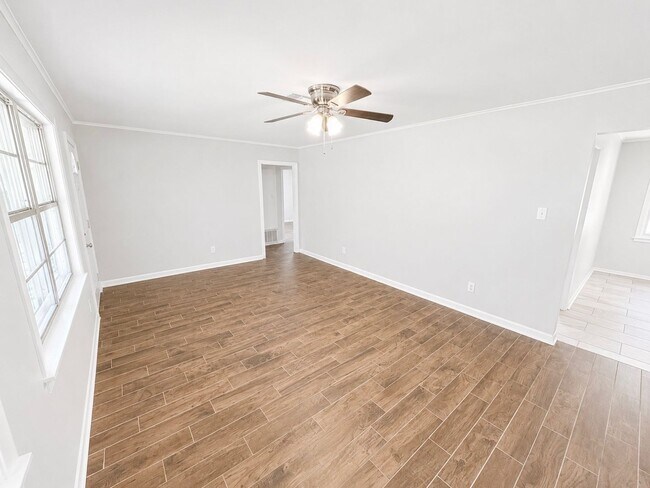 Foto del edificio - Charming 3-Bedroom Home with Spacious Backyard!