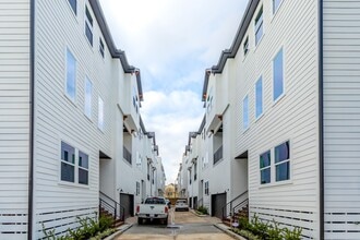 Building Photo - 1439 W 25th St