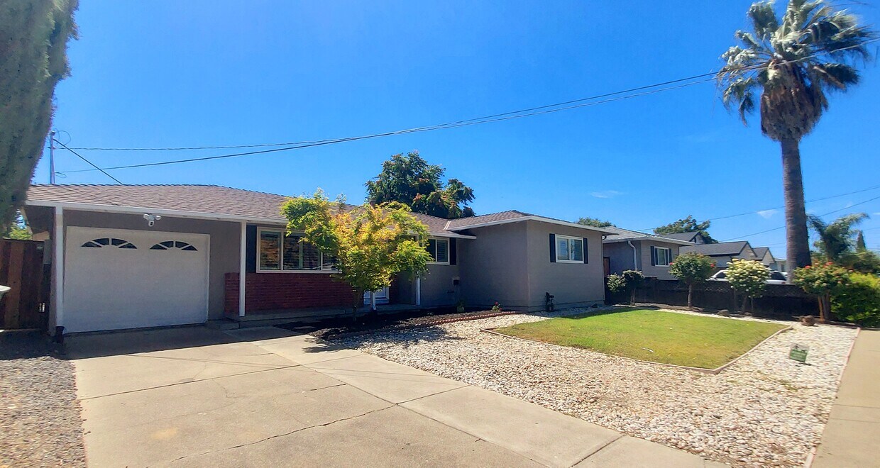Primary Photo - 1321 Evergreen Dr