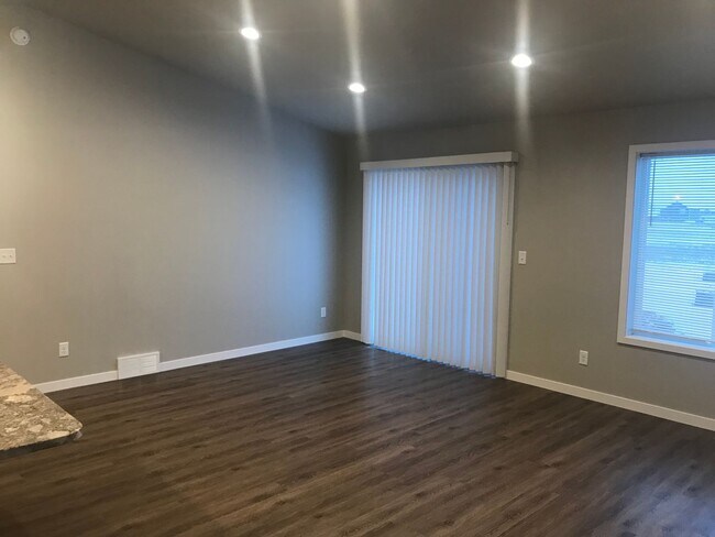 Building Photo - 4 Bed / 3 Bath House - Eagle Valley