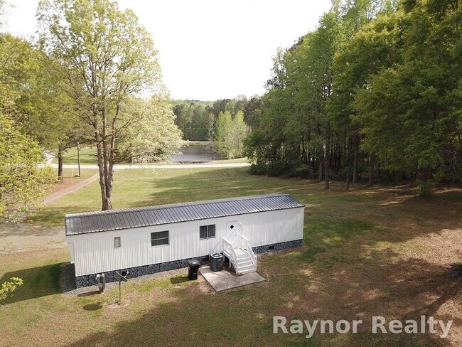 Building Photo - 2011 Hidden Valley Dr