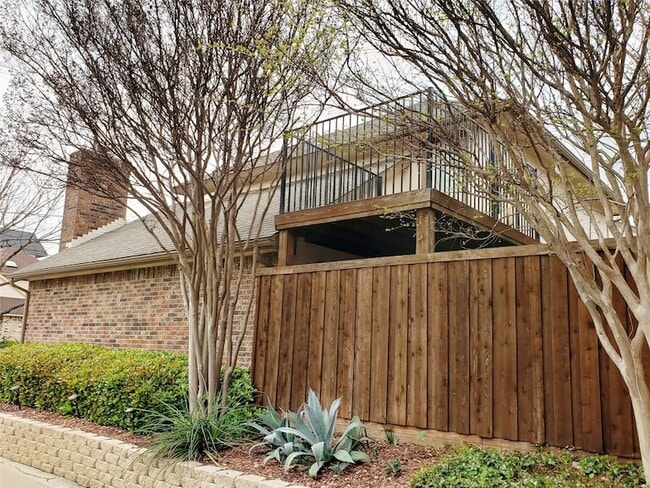 Building Photo - 1502 Villars St