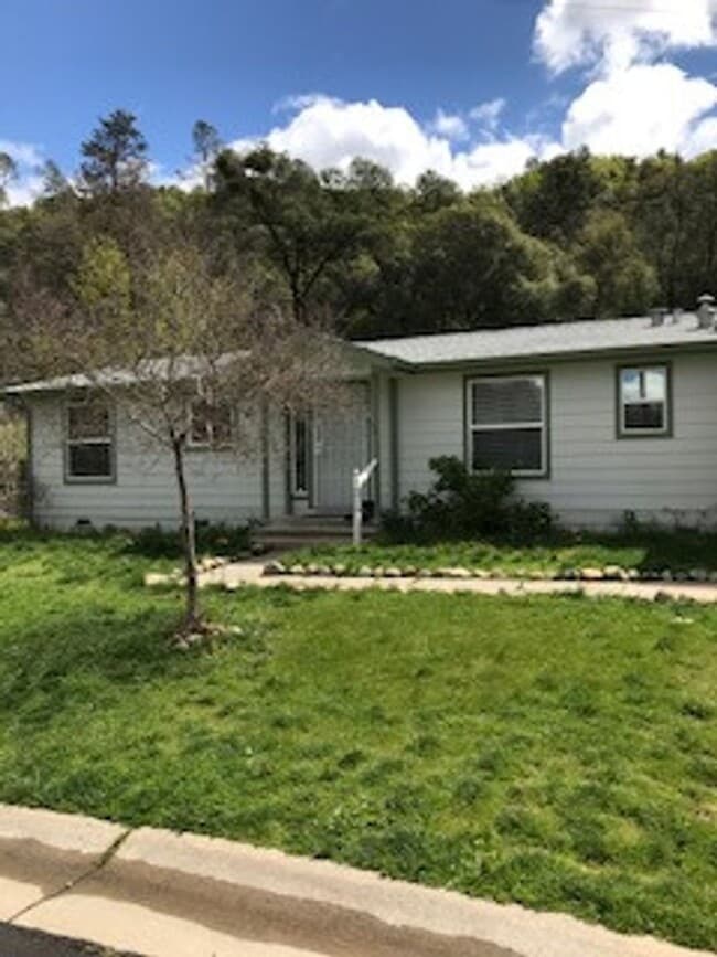 Building Photo - 18483 Vista Dr