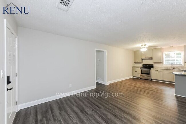 Building Photo - Now available 3 bedrooms 2 baths