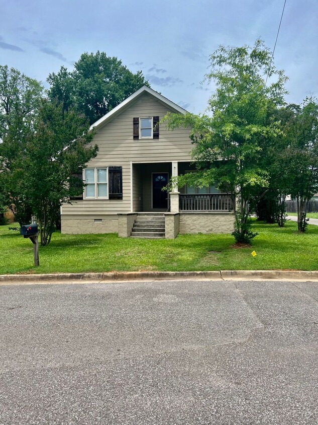 Foto del edificio - Charming 3 Bedroom 3 Bath Available Fall 2...