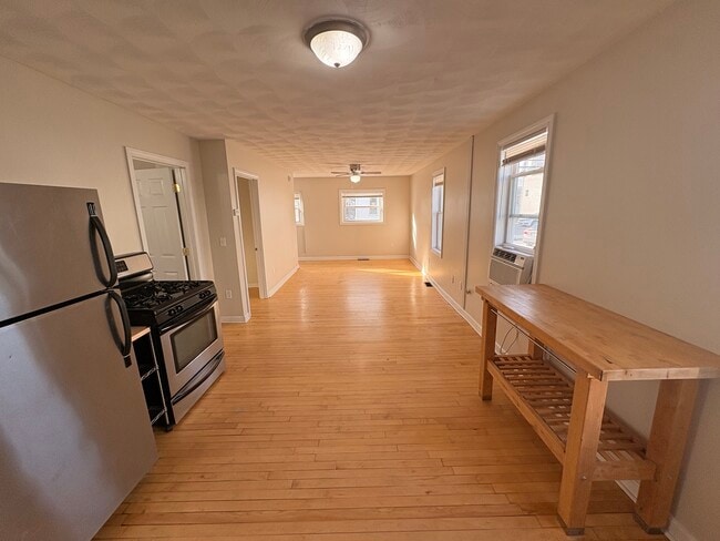 Entrada por la puerta trasera - 347 Woonasquatucket Ave