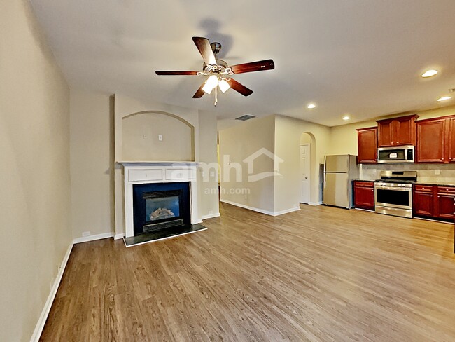 Foto del edificio - 303 Hidden Creek Ln
