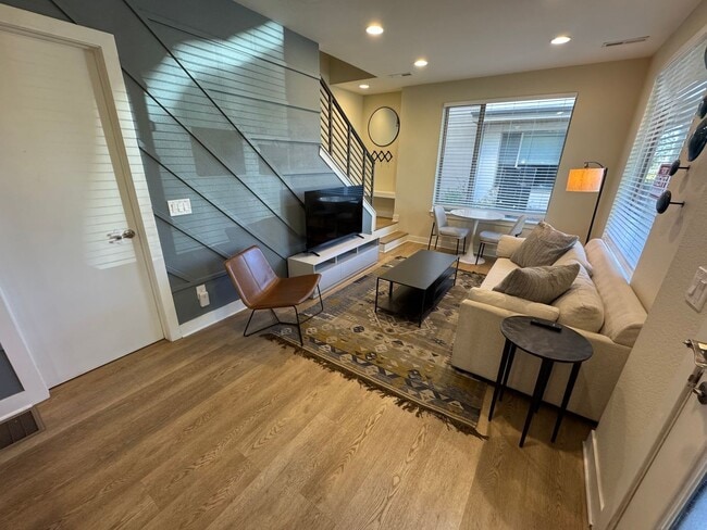 Foto del edificio - Stunning Townhome In Jefferson Park