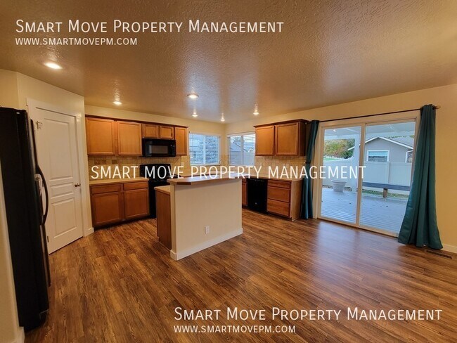 Building Photo - Huge Meridian 4 bedroom, RV Parking, Neigh...