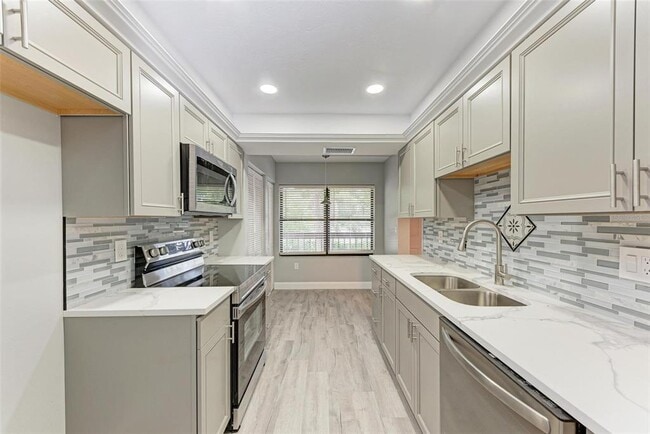 Building Photo - 515 30th Ave W
