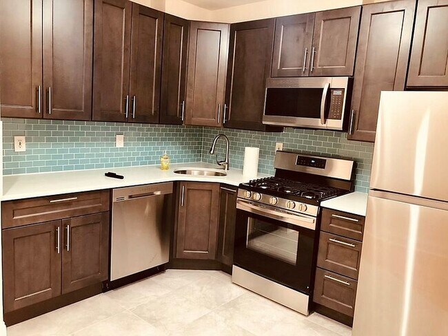 Brand New kitchen, with new never used High end appliances - 9524 Schenck St