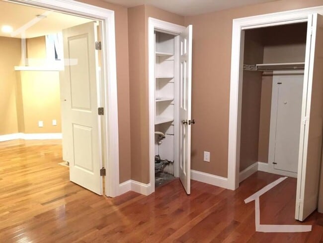 Building Photo - Great Renovated 1 Bed(basement) - Close to the Green Line (.12mi)