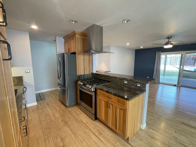 Foto del edificio - Lovely 3 Bedroom Home With Solar Energy in Poway!