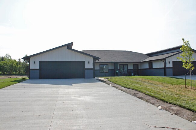 Building Photo - 2021 Lucerne Ave