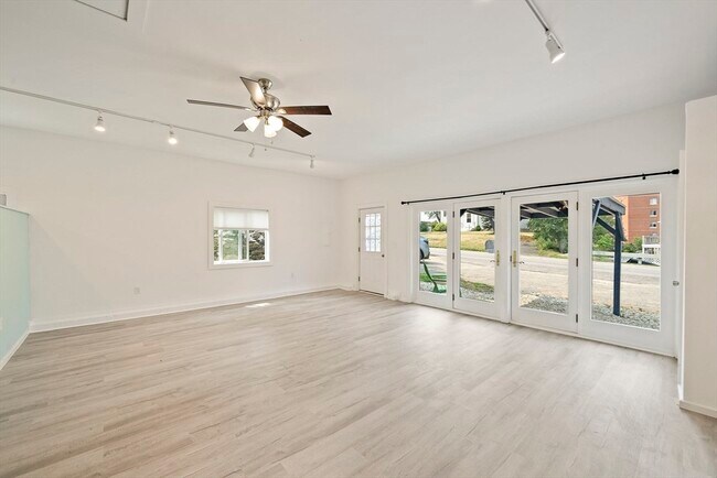 Building Photo - 15 Rockland House Rd