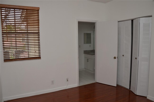 Building Photo - 1371 Sorrento Dr