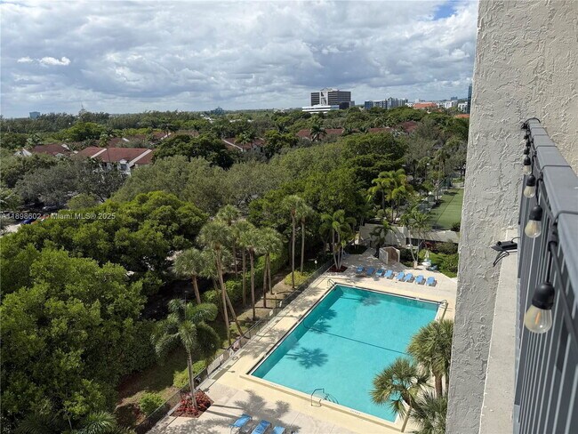Foto del edificio - 3200 Port Royale Dr N