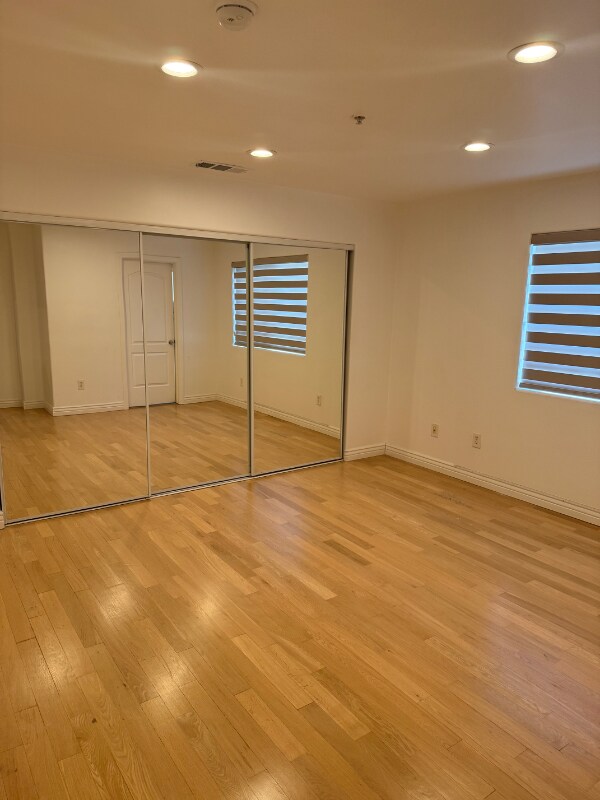 Building Photo - 15053 Victory Blvd