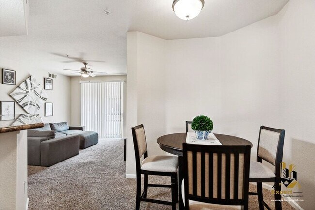 Foto del edificio - 900 Moon Cir