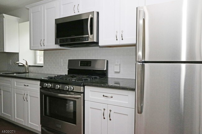 Foto del edificio - 8 Rosedale Ave
