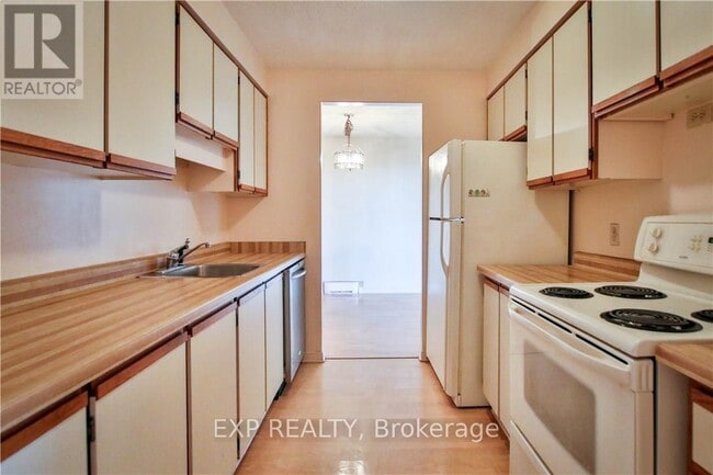 Building Photo - 470 Laurier Ave W