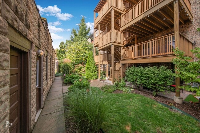 Building Photo - 2-Bedroom Gem in Oak Park Historic District